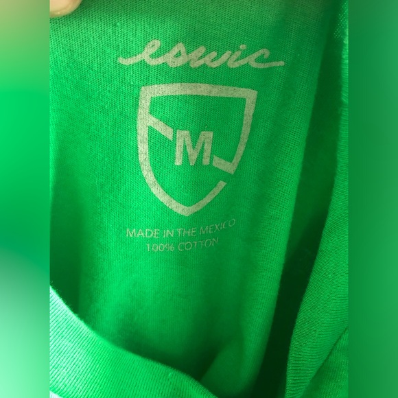 NWOT Eswic Kelly Green Tee with Silver Crest and Arrow Graphic - Size M - Picture 3 of 3